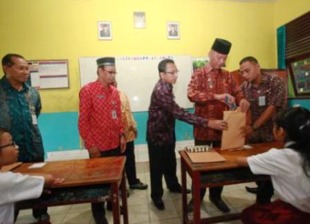 Wawako Tanjungpinang, Syahrul membuka sampul soal di SDN 002 Tanjungpinang Timur.JPG